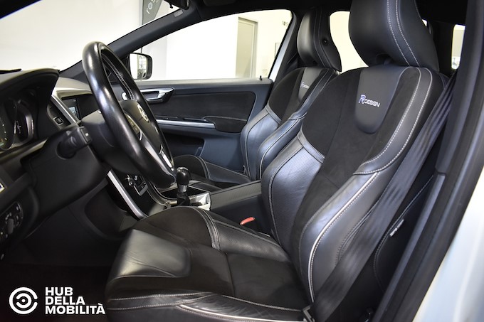 VOLVO XC60 D3 R-design Momentum